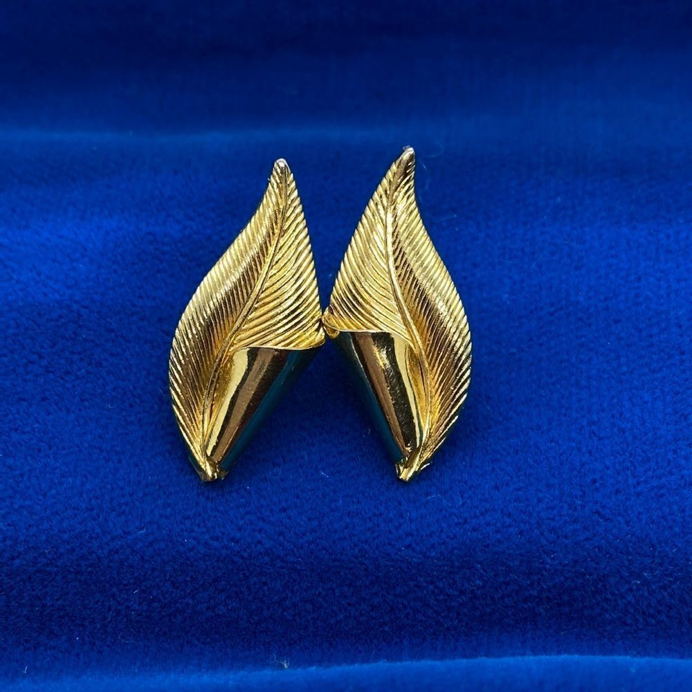 💛 Gold Tone Leaf Earrings